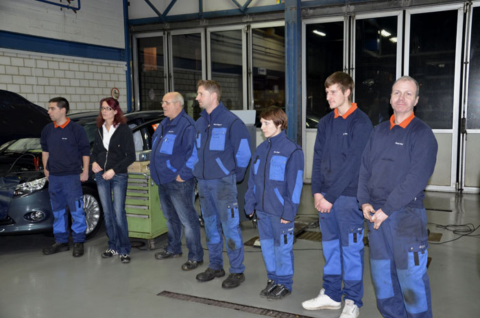 Die Belegschaft der Garage Degen beim Gruppenbild