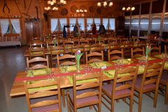 Der schön dekorierte Saal