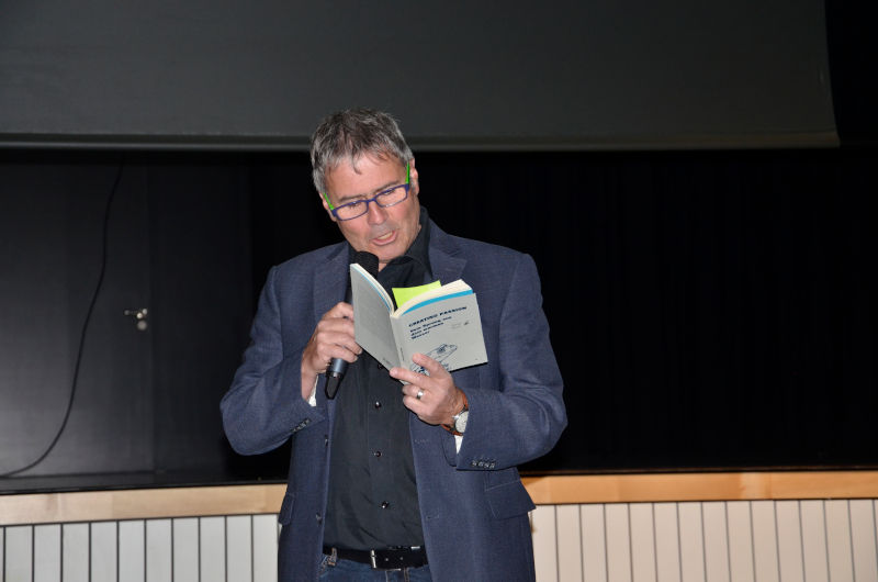 Alain Tüscher zitiert aus dem Buch von Daniel Bloch